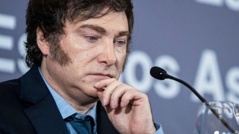 The Wall Street Journal destacó avances de Javier Milei, pero advirtió riesgos por la falta de reservas: «Va a necesitar ayuda»