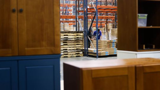 Trump amenaza con nuevos aranceles a muebles y películas