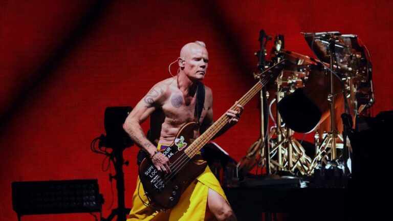 Flea de Red Hot Chili Peppers presentó «Honora», su álbum debut como solista