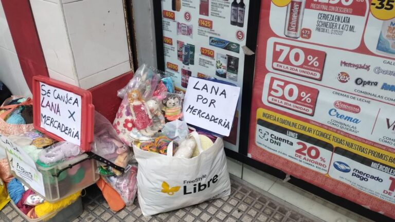 El Club del Trueque del 2001 volvió en Las Cañitas por las necesidades de una familia: canjean lana por comida