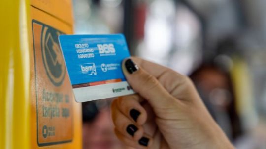 Un diputado libertario cuestionó el Boleto Educativo de Llaryora y desde Córdoba salieron a responderle