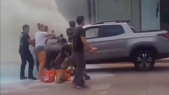 Video: una camioneta se incendió en Pergamino y dos soderos la apagaron a sifonazos