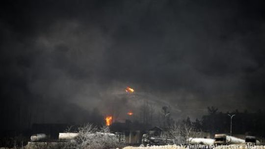 Qué es la lluvia negra que cae sobre Teherán: la amenaza invisible tras los ataques a refinerías
