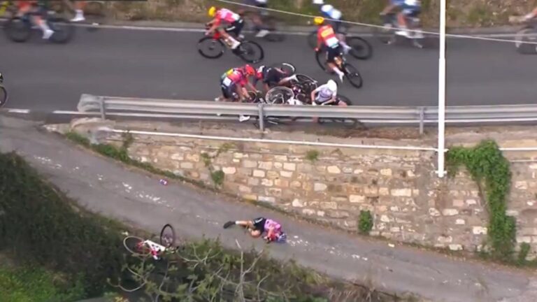 El grave accidente que sufrió la ciclista italiana Debora Silvestri en la carrera Milán-San Remo Femenina 2026