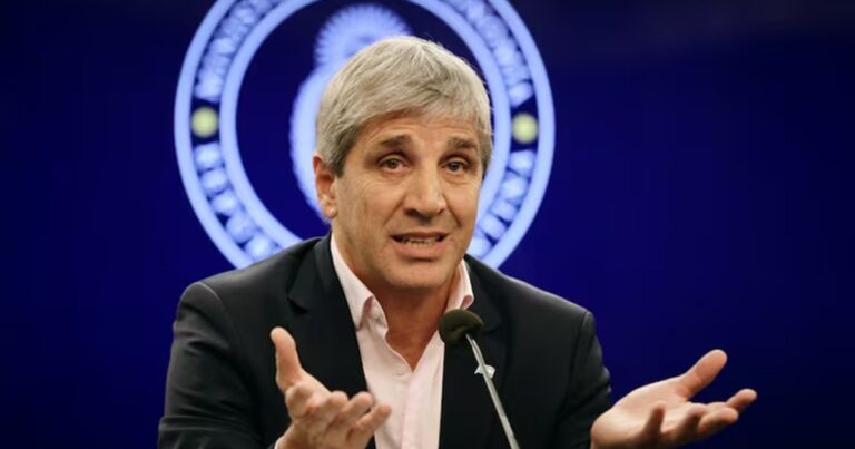 El ministro de Economía, Luis Caputo, durante una reunión con representantes del sector supermercadista.