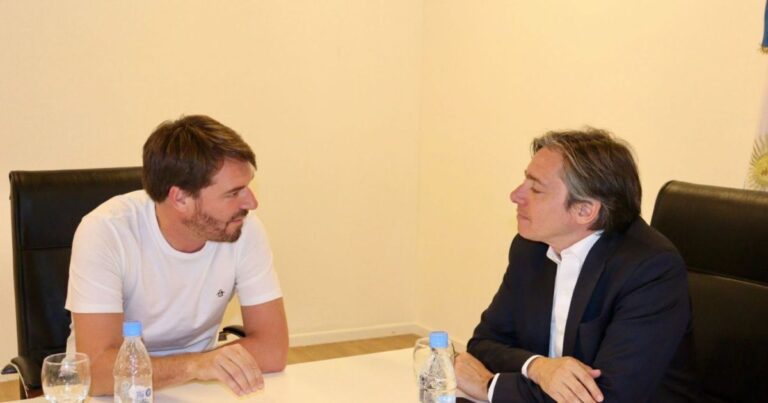 Intendente Rodrigo Buteler en reunión de trabajo sobre obras en Cipolletti.