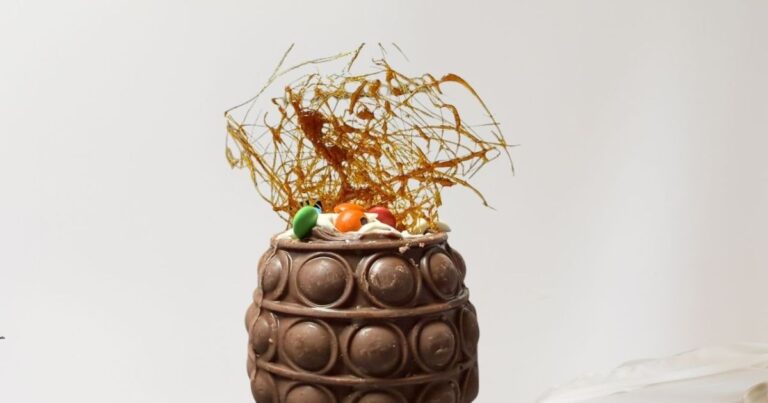 Cóctel servido dentro de un huevo de Pascua de chocolate sobre una mesa