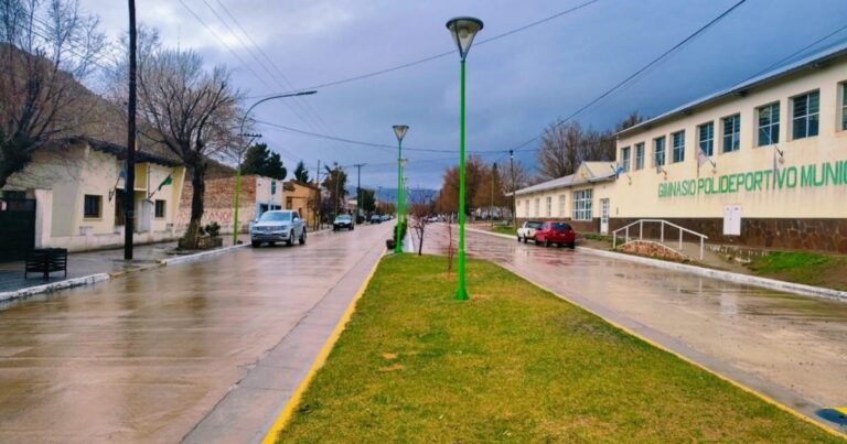 Vista panorámica del pueblo de Comallo y su entorno de estepa en la Región Sur de Río Negro.