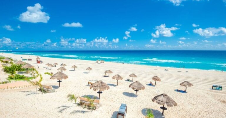 Vista aérea de las coloridas casas de Willemstad, capital de Curazao, y su costa caribeña.
