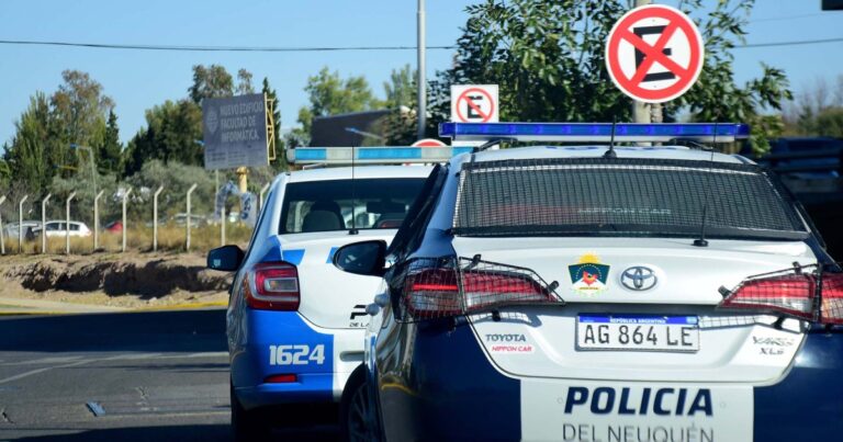 Operativo policial en calle 1° de Mayo, barrio Melipal, Neuquén