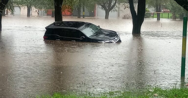 Calle inundada en un barrio de Mar del Plata tras las intensas lluvias del martes.