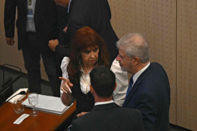 Ilustración de una sala de audiencias judicial con un estrado vacío.