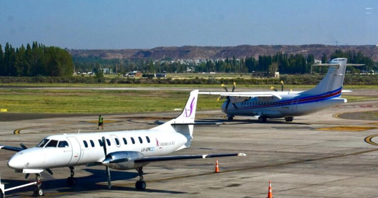 Avión en el aeropuerto de Neuquén, provincia patagónica.