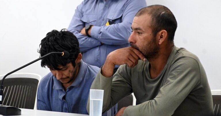 Ilustración de balanza de la justicia sobre un mapa de la provincia de Río Negro, Argentina.