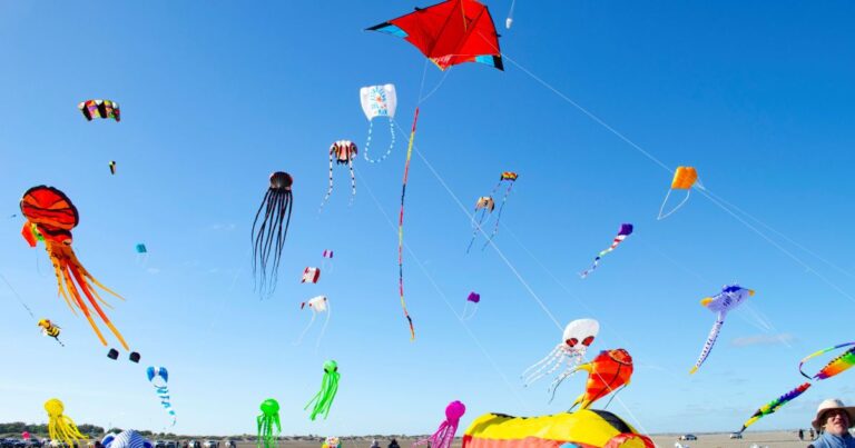 Mapa o collage representativo de los diversos paisajes y eventos de la oferta turística de Río Negro para Semana Santa.
