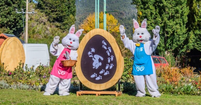 Feria Pascua de Chocolate en San Martín de los Andes con puestos de productores y familias disfrutando.