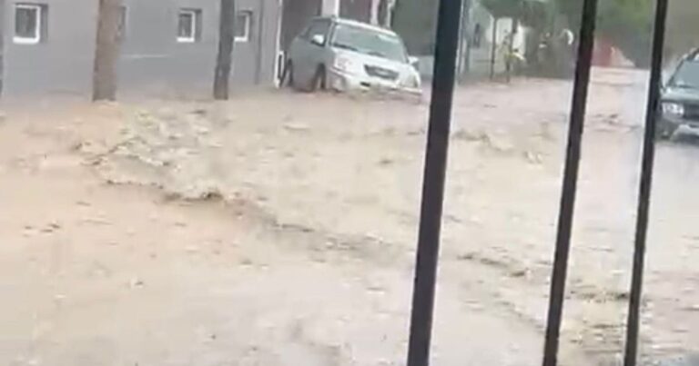 Calle anegada en Las Grutas, Río Negro, durante el temporal del lunes.