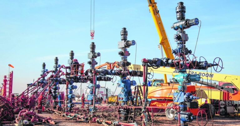 Instalaciones de producción de petróleo y gas en la formación Vaca Muerta, Neuquén.