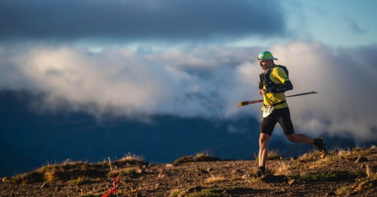 Corredor en montaña durante la Patagonia Run, paisaje de San Martín de los Andes