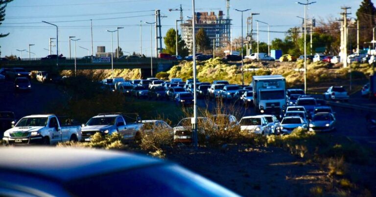 Operativo de tránsito y peritaje en la Ruta 7 de Neuquén tras accidente fatal.