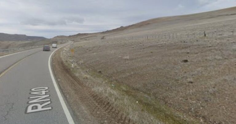 Personal de emergencias trabajando en el lugar de un accidente en la Ruta 40, cerca de Junín de los Andes.