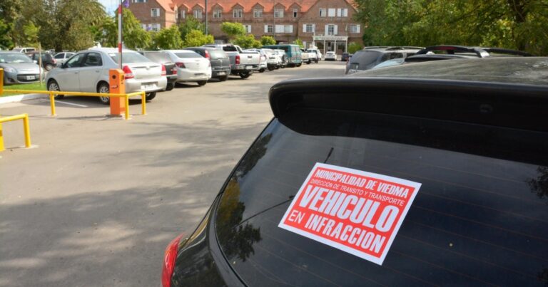 Señal de tránsito y multa en la ciudad de Viedma, Río Negro