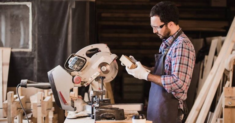 Documento oficial con el sello del Certificado MiPyME sobre un escritorio con gráficos y una calculadora.