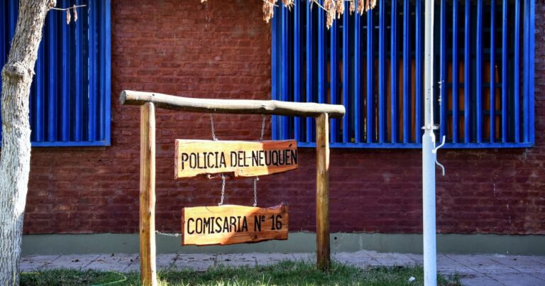 Ilustración genérica de una calle de barrio, representando el contexto del hecho en Neuquén.