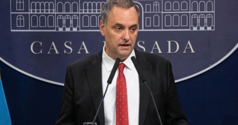 Manuel Adorni, jefe de Gabinete de la Nación, en conferencia de prensa.
