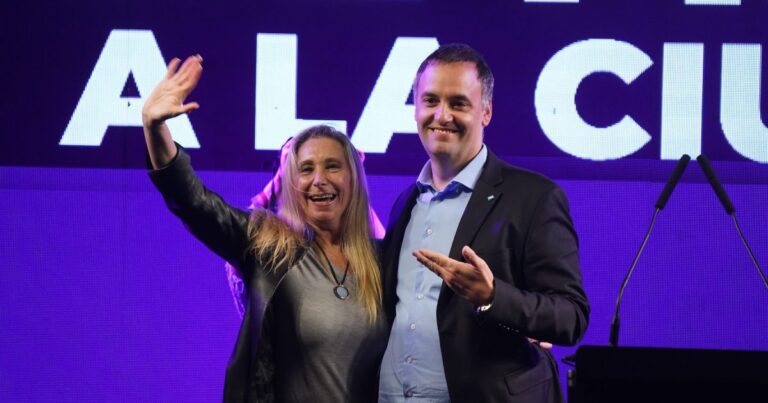 Manuel Adorni y Karina Milei en una reunión de gabinete.