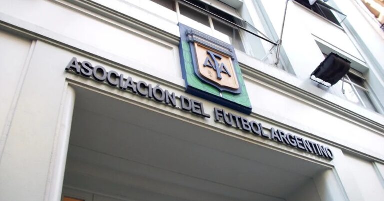 Ilustración de un juez golpeando un martillo sobre documentos con logos de clubes de fútbol.