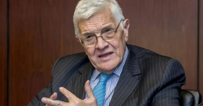 Jorge Castro, analista internacional, durante su disertación en una conferencia en Neuquén.