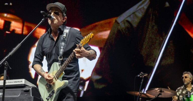 Andrés Calamaro durante una presentación en vivo de su gira 