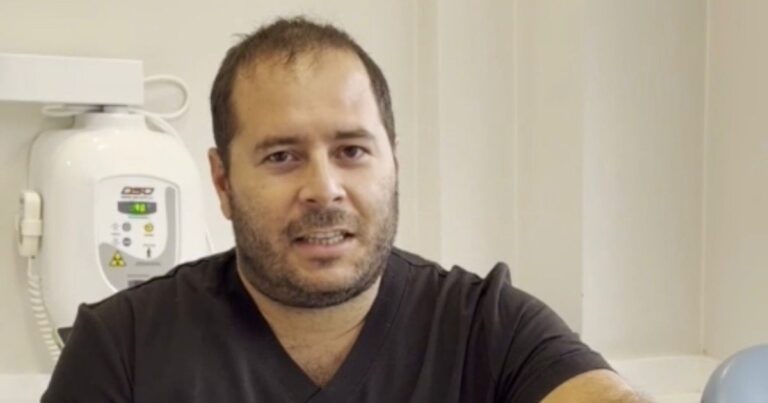 Persona usando un celular para reservar un lugar de estacionamiento en un mapa digital de Neuquén.