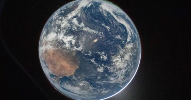 Fotografía de la Tierra tomada de noche desde la cápsula Orión de la misión Artemis II, mostrando las luces de ciudades y fenómenos atmosféricos.