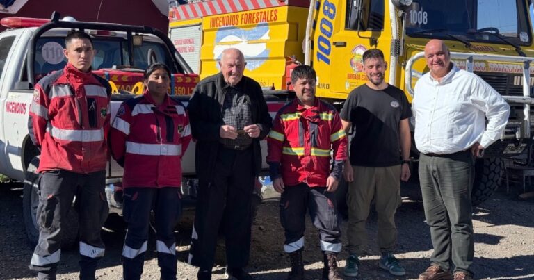 Entrega de mochilas ignífugas a brigadistas de incendios forestales de Chubut