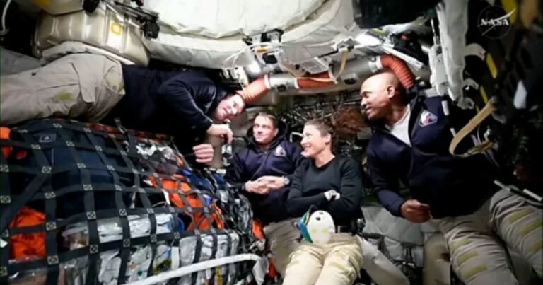Astronauta Jeremy Hansen durante una transmisión desde la nave Orion de la misión Artemis II.