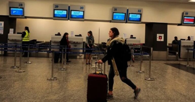 Controlador de tránsito aéreo en su puesto de trabajo