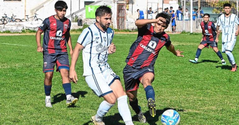 Jugadores de Atlético Regina celebrando un gol durante el partido contra Argentinos del Norte en la Liga Confluencia.