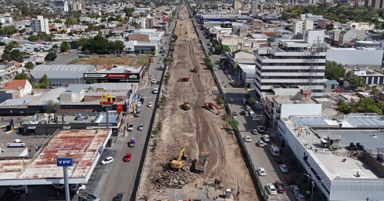 Intendente Mariano Gaido recorre los trabajos de imprimación en la Avenida Mosconi de Neuquén