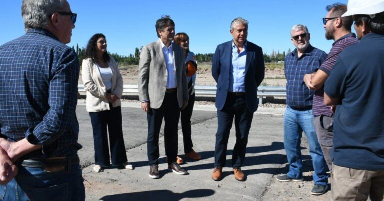 Vista aérea de la avenida Crouzeilles en construcción en la ciudad de Neuquén