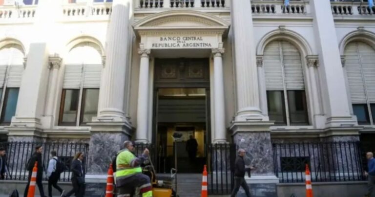 Gráfico ilustrativo de tarjetas de crédito y gráficos de tendencia de consumo financiado.