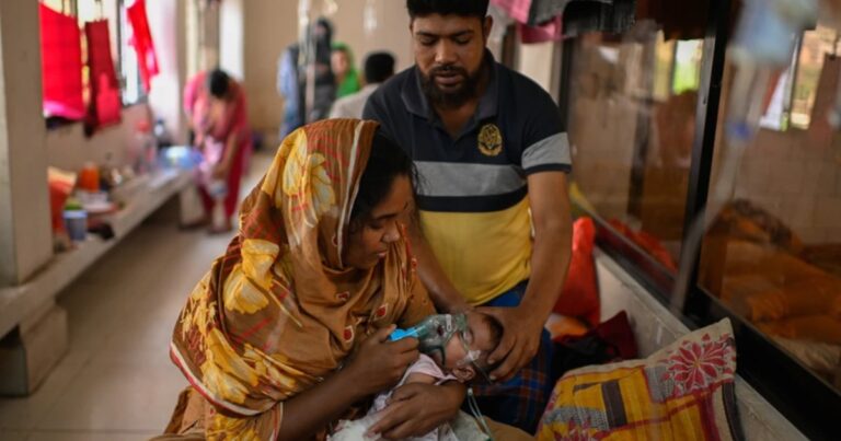 Personal sanitario administra vacuna contra el sarampión a un niño en Bangladesh.