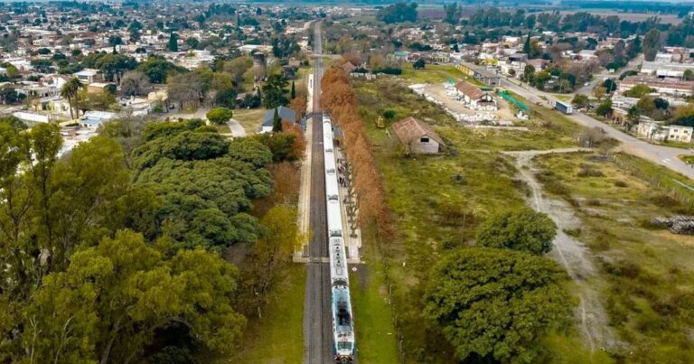 Vista panorámica de la costanera y el río Paraná en el pueblo de Baradero, Buenos Aires.