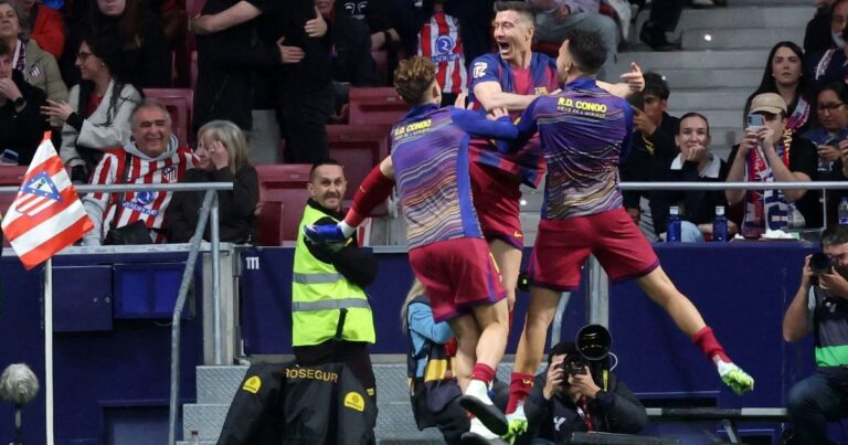 Jugadores del Barcelona celebrando el gol de la victoria ante el Atlético de Madrid en el Metropolitano.