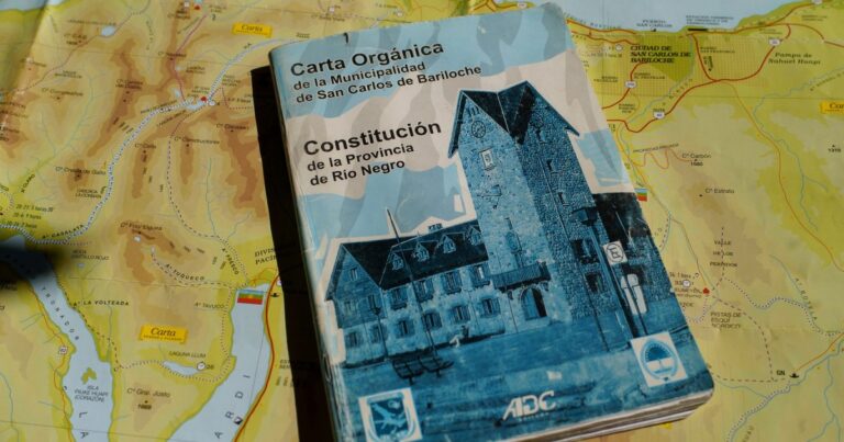 Imagen referencial del centro cívico de Bariloche, donde se debate la revisión de la Carta Orgánica Municipal.