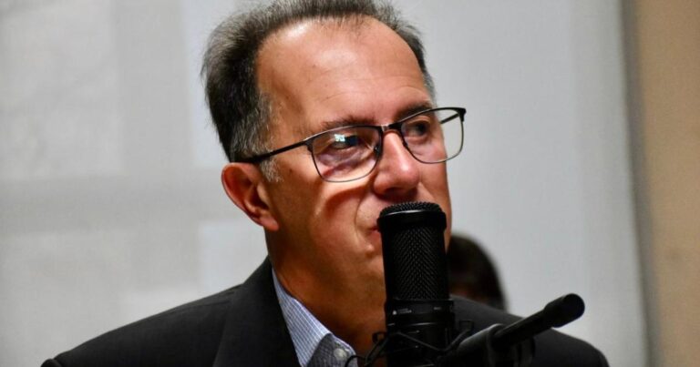 Luis Bertolini, intendente de Plottier, durante una entrevista.