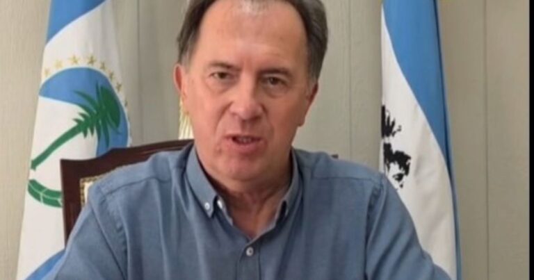 Intendente Luis Bertolini durante una declaración pública.