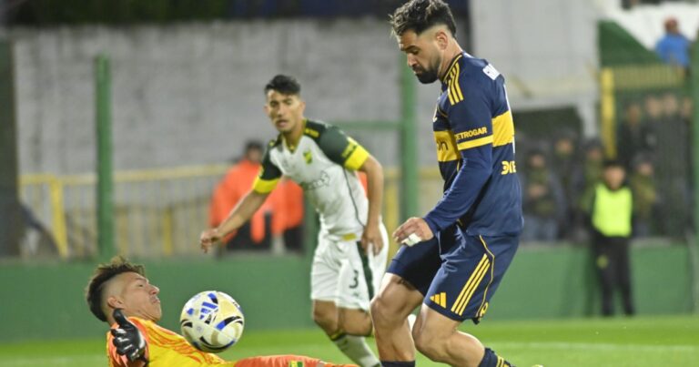 Jugadores de Boca Juniors y Defensa y Justicia en un partido de fútbol.