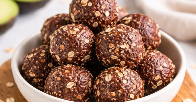 Bolitas de chocolate y palta listas para servir, sobre un plato blanco.